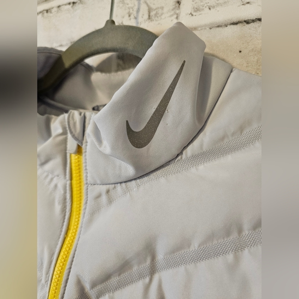 Nike womens Aeroloft jacket in size Medium. LIKE NEW! - Picture 5 of 9